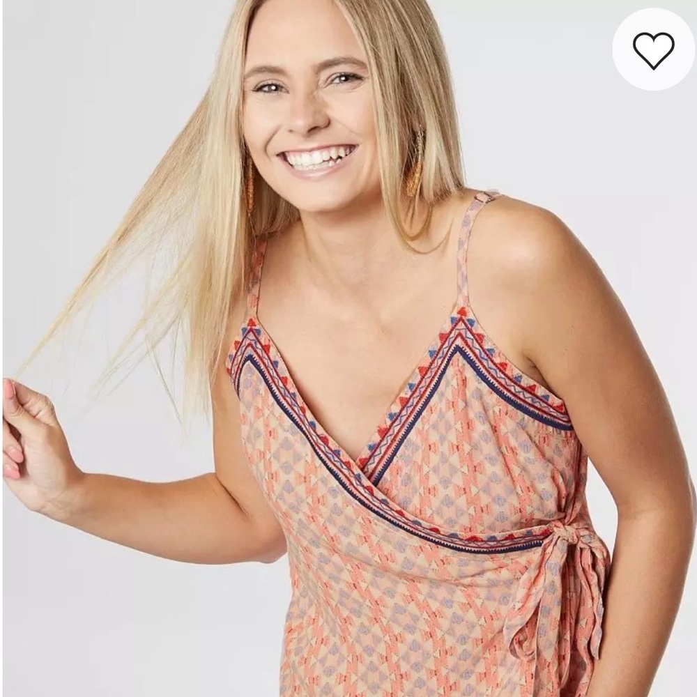 Buckle Miss Me Geo Surplice embroidered wrap peach & navy tank top - Picture 14 of 15